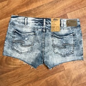 SILVER JEANS “AIKO” HIGH WAIST JEAN SHORTS